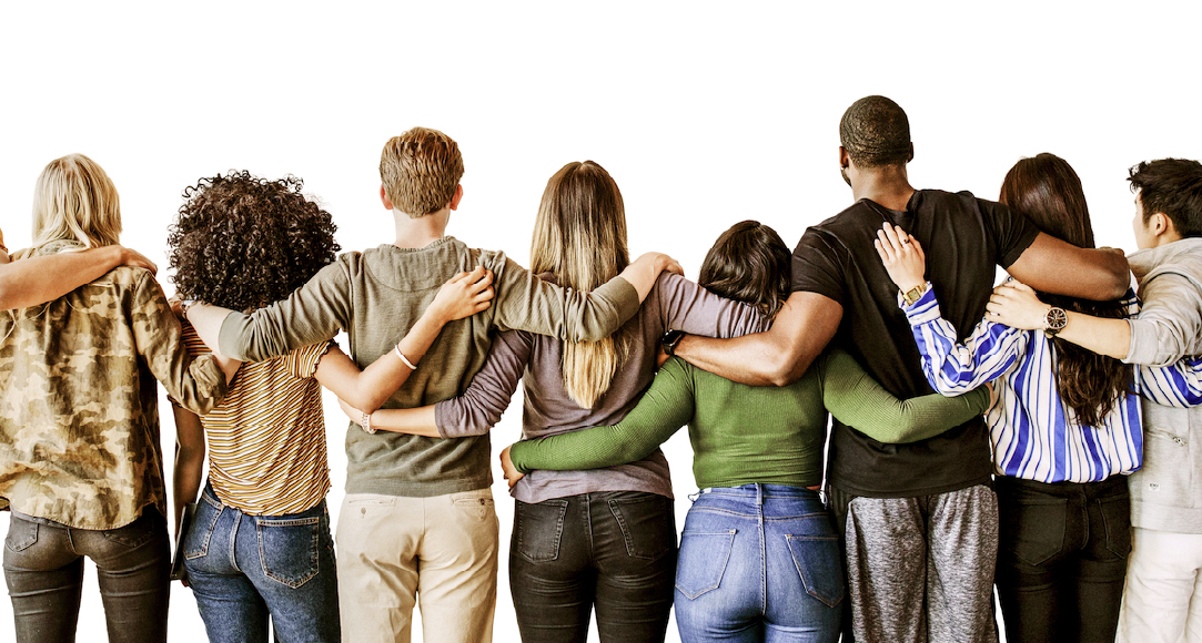 Menschen stehen nebeneinander und haben die Arme auf den Schultern der anderen